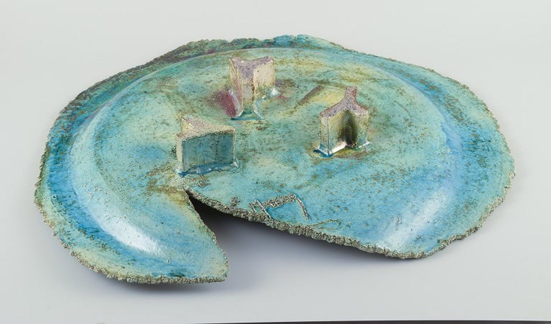 Édouard Massier, French ceramicist. Colossal unique dish of glazed ceramic, on three feet. - 8