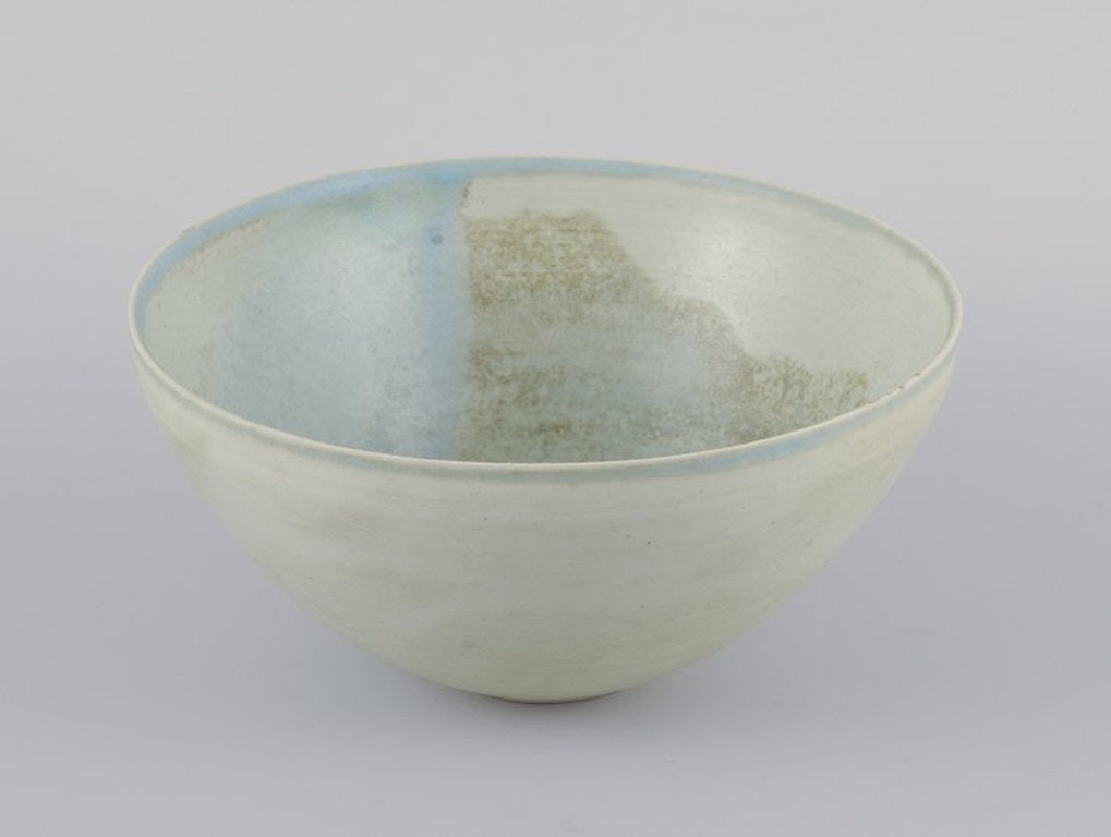 European studio ceramicist. Unique stoneware bowl. Hand-glazed in light tones. Late 20th century. - 2