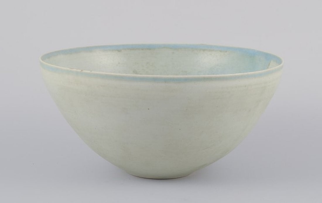 European studio ceramicist. Unique stoneware bowl. Hand-glazed in light tones. Late 20th century. - 3