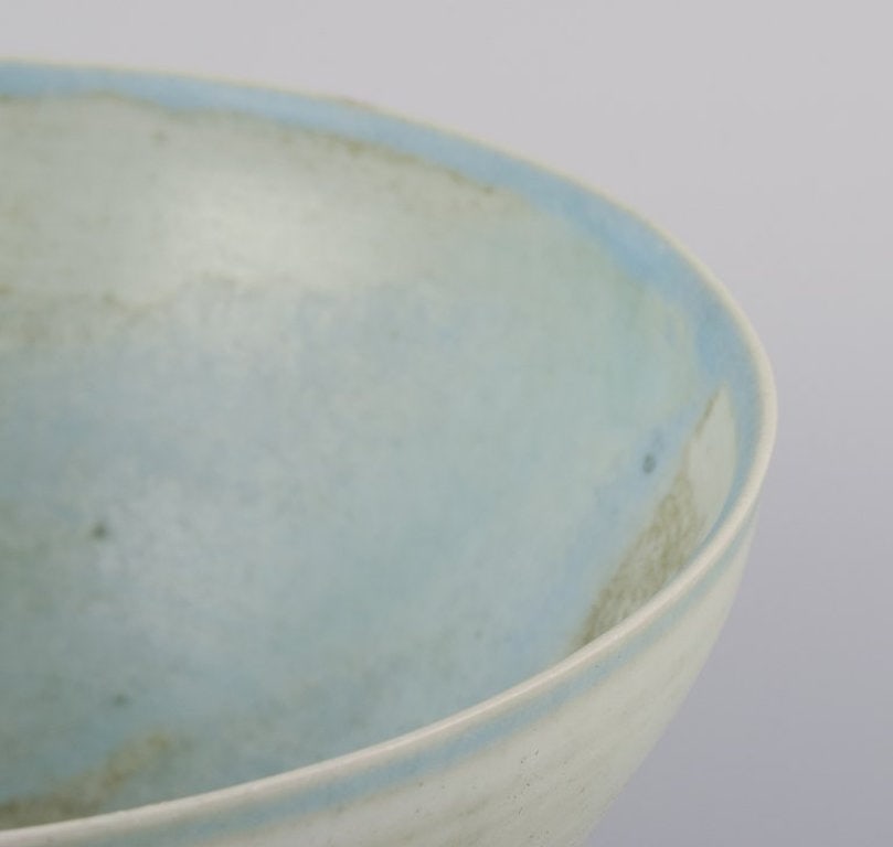 European studio ceramicist. Unique stoneware bowl. Hand-glazed in light tones. Late 20th century. - 4
