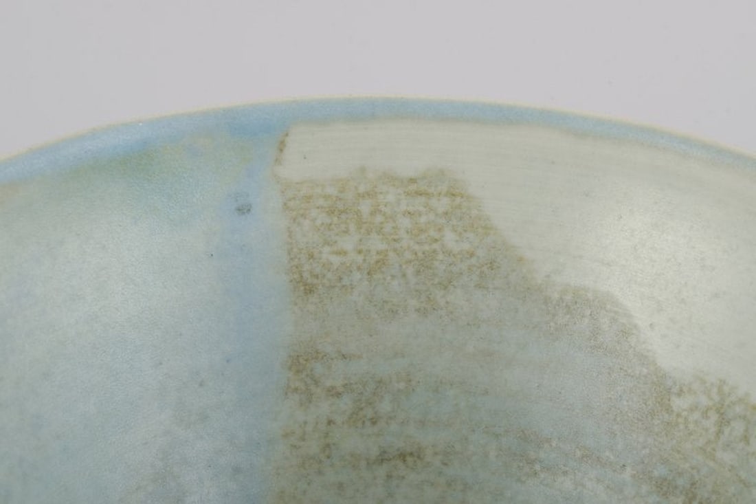 European studio ceramicist. Unique stoneware bowl. Hand-glazed in light tones. Late 20th century. - 5
