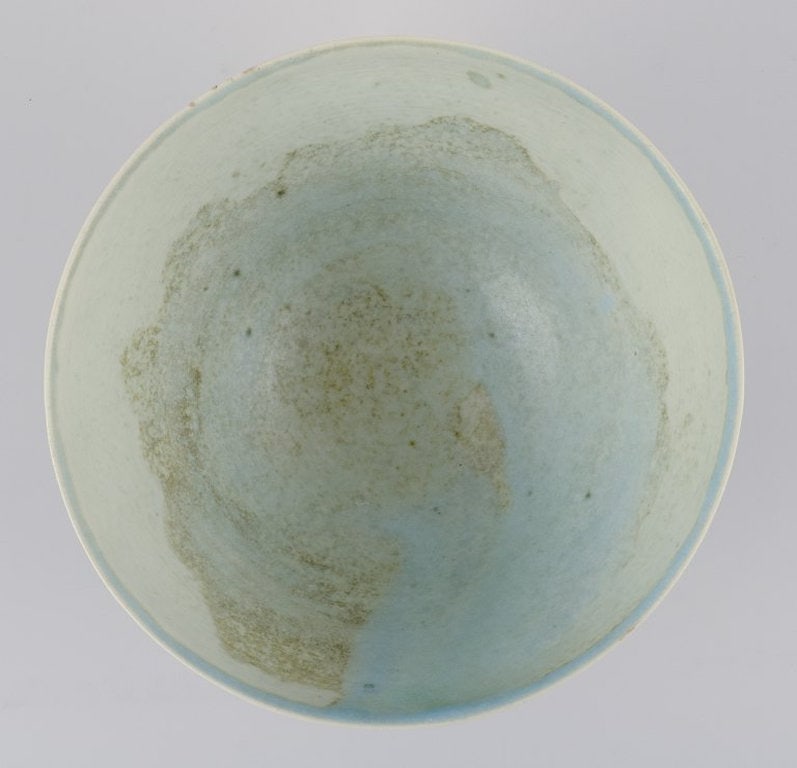 European studio ceramicist. Unique stoneware bowl. Hand-glazed in light tones. Late 20th century. - 6