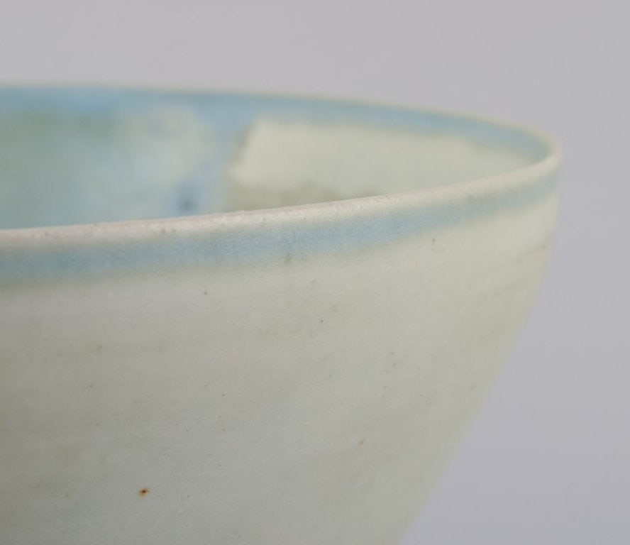 European studio ceramicist. Unique stoneware bowl. Hand-glazed in light tones. Late 20th century. - 7