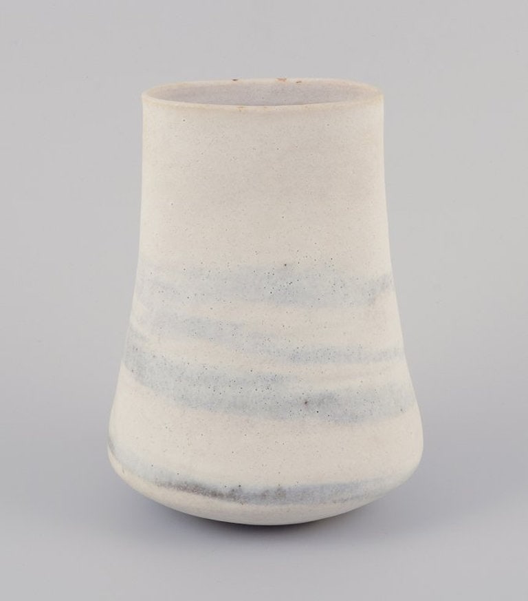 Lucie Rie, Austrian-born British ceramicist. Own studio. Large modernist unique vase in glazed - 4