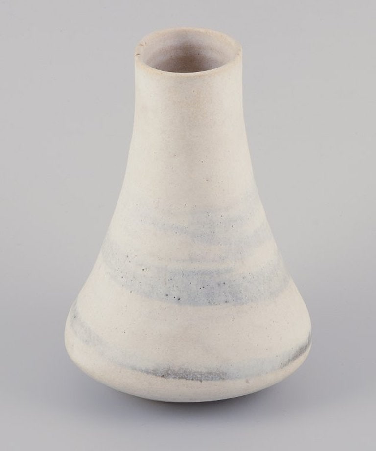 Lucie Rie, Austrian-born British ceramicist. Own studio. Large modernist unique vase in glazed - 5