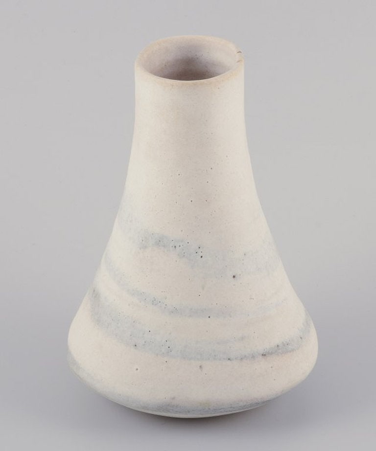 Lucie Rie, Austrian-born British ceramicist. Own studio. Large modernist unique vase in glazed - 6