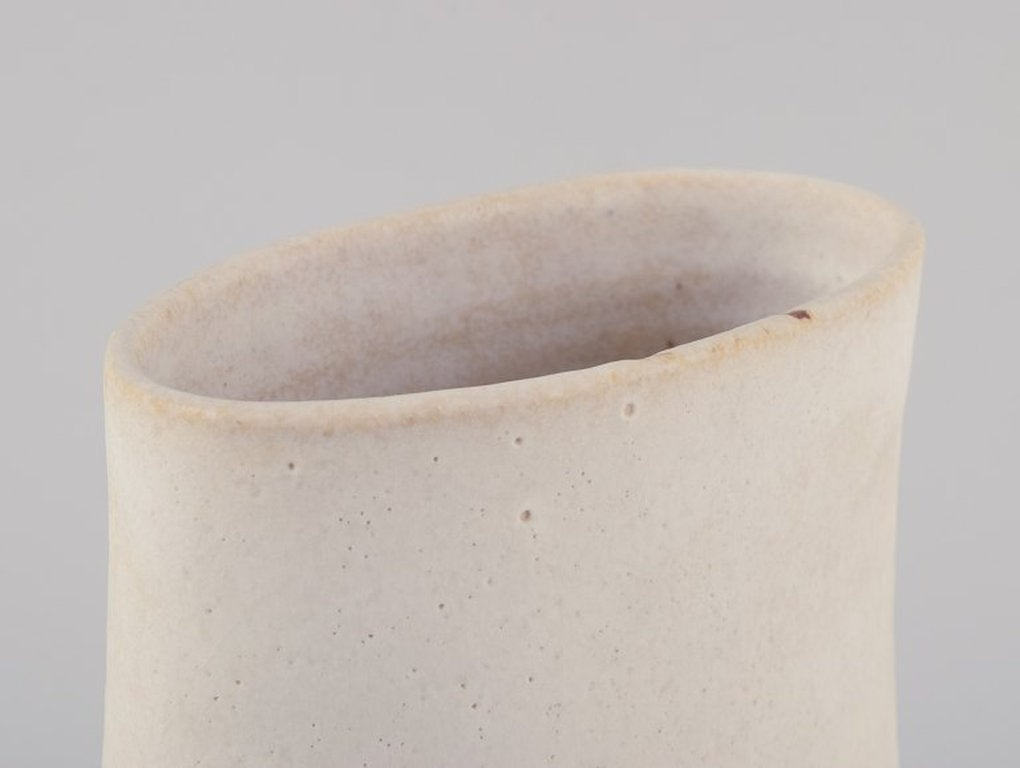 Lucie Rie, Austrian-born British ceramicist. Own studio. Large modernist unique vase in glazed - 7