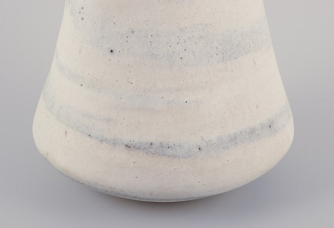 Lucie Rie, Austrian-born British ceramicist. Own studio. Large modernist unique vase in glazed - 8