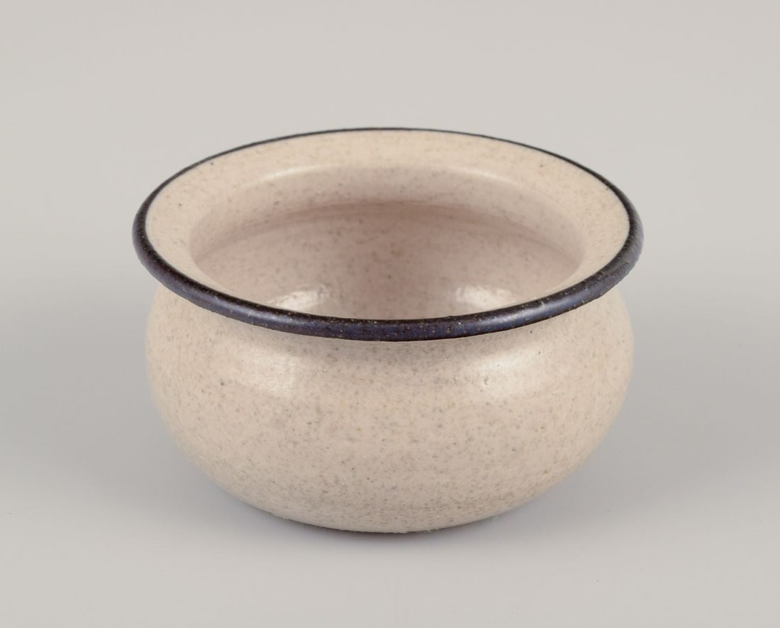 Kähler, Denmark. Four small ceramic bowls glazed in sandy tones. Ca. 1970 - 4