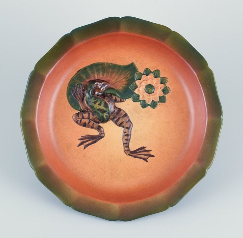 P. Ipsen's, Denmark. Circular bowl with frog in hand-painted glazed ceramic. Circa 1920. (1 of 7)