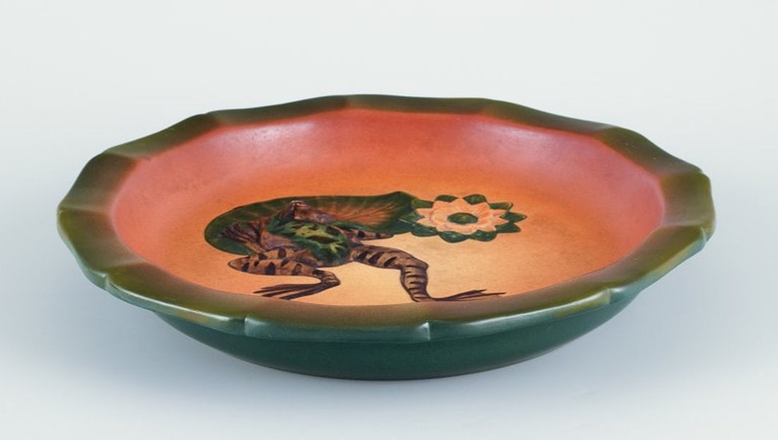 P. Ipsen's, Denmark. Circular bowl with frog in hand-painted glazed ceramic. Circa 1920. - 3
