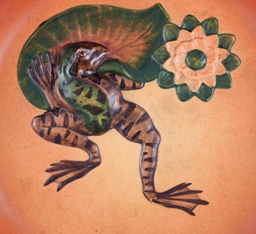 P. Ipsen's, Denmark. Circular bowl with frog in hand-painted glazed ceramic. Circa 1920. - 4