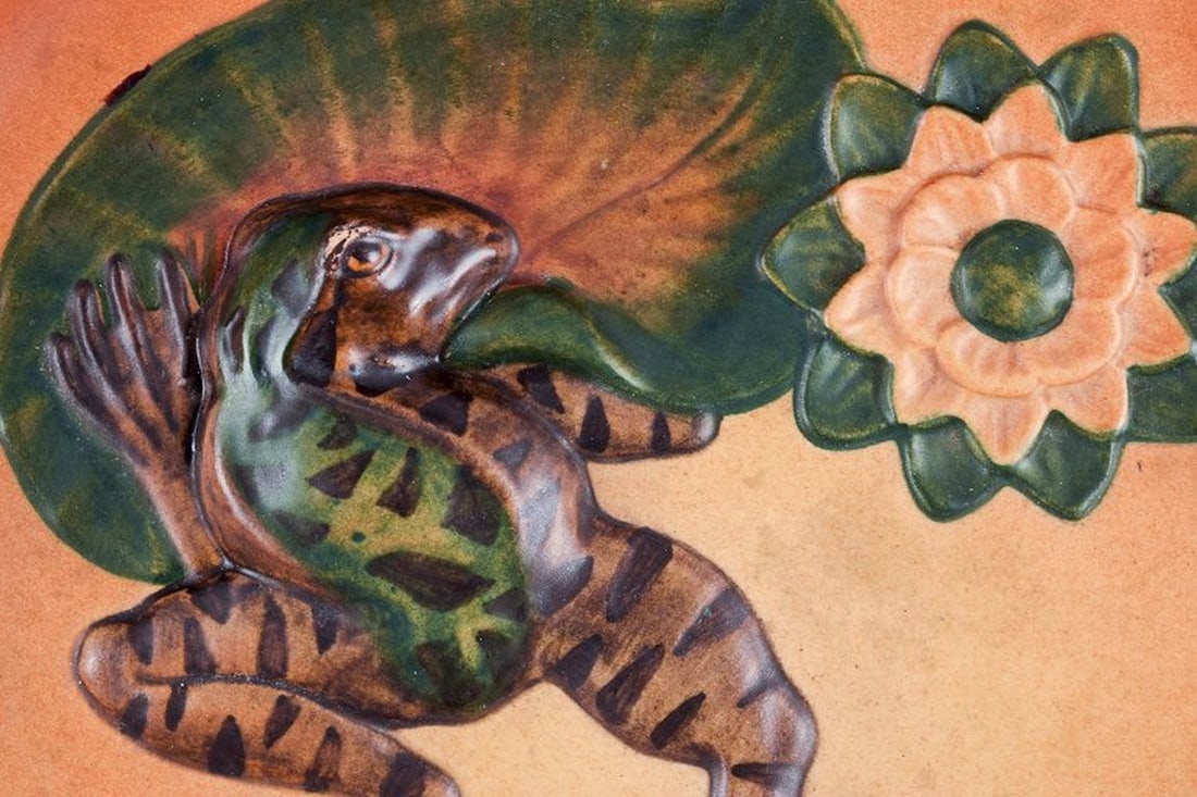 P. Ipsen's, Denmark. Circular bowl with frog in hand-painted glazed ceramic. Circa 1920. - 5