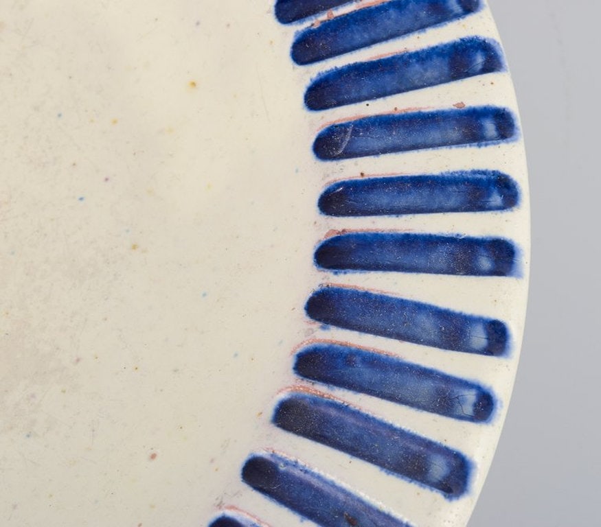 Danish studio ceramicist. Ceramic bowl with fluted design. Circa 1930s/40s. - 4