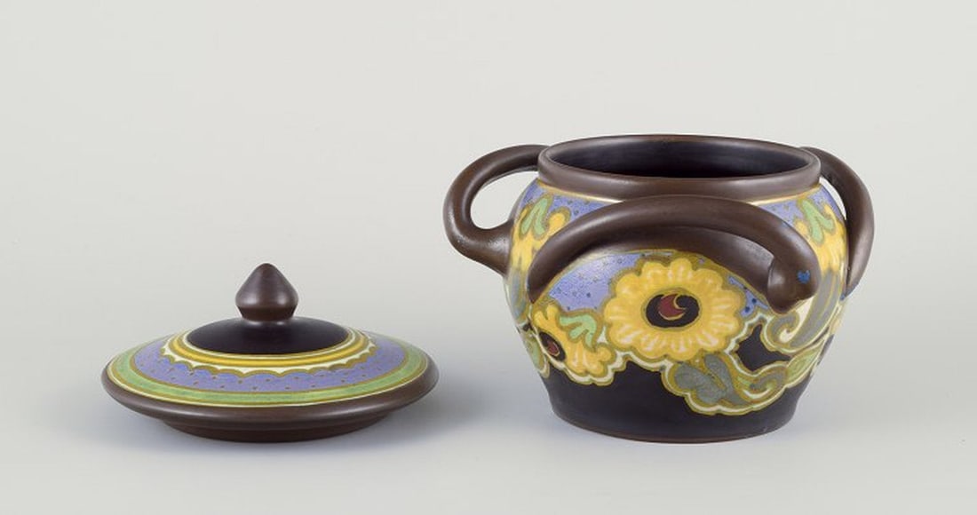 Gouda, Netherlands. Beautifully crafted lidded jar with three handles. Ca. 1930s. - 4