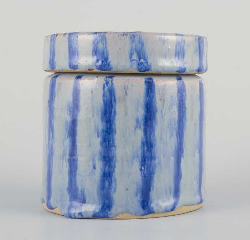 European studio ceramicist. Unique lidded jar made of glazed earthenware. Circa 1980s. - 5