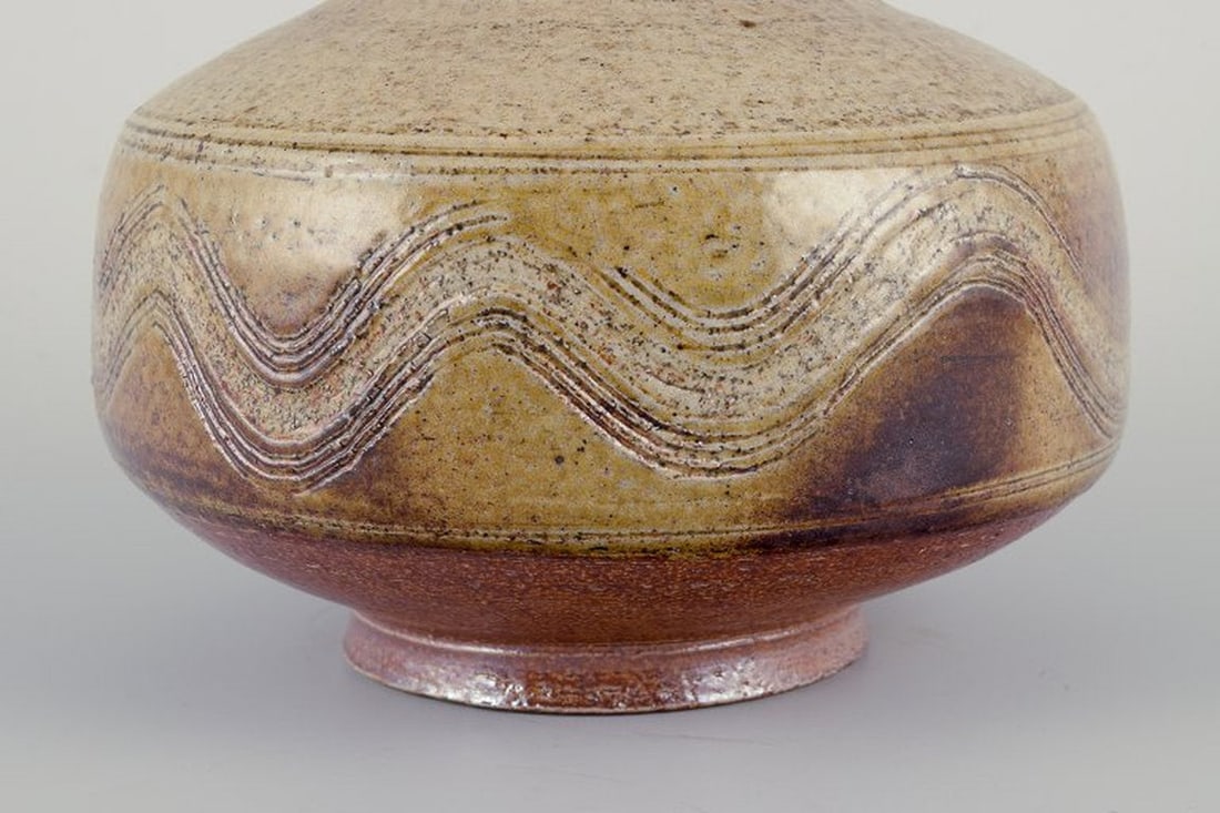 Nils Kähler for Kähler, Denmark. Modernist ceramic vase. Incised wavy decoration. 1960s. - 5
