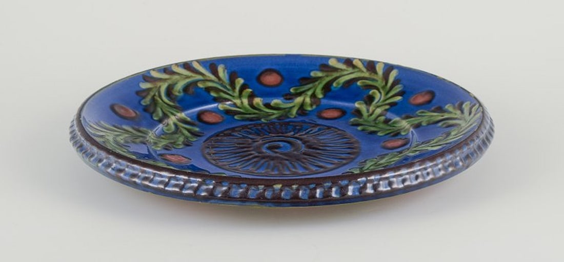 Kähler, Denmark. Large ceramic dish. Decorated with green foliage on a blue base. Circa 1930s. - 2