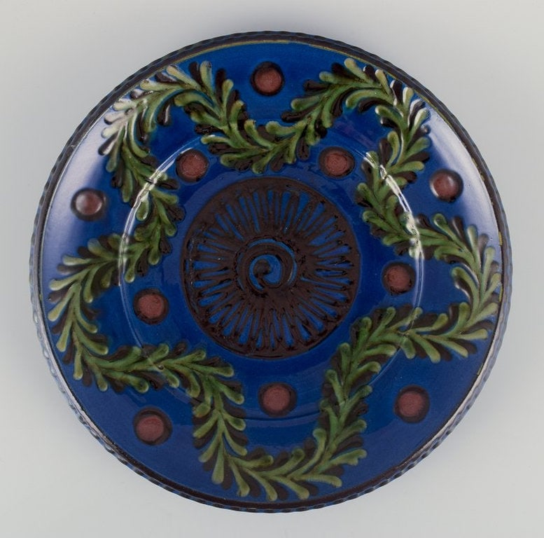Kähler, Denmark. Large ceramic dish. Decorated with green foliage on a blue base. Circa 1930s. - 4