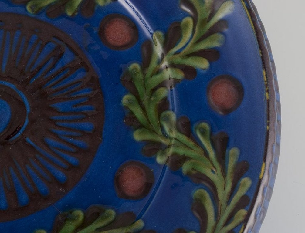 Kähler, Denmark. Large ceramic dish. Decorated with green foliage on a blue base. Circa 1930s. - 5