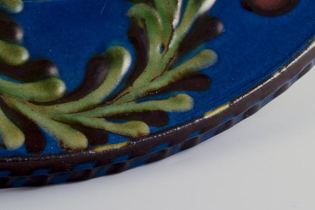 Kähler, Denmark. Large ceramic dish. Decorated with green foliage on a blue base. Circa 1930s. - 6