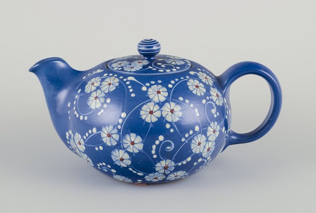 Kähler, Denmark. Large ceramic 'Marguerite' teapot with blue glaze. Mid-20th century. - 2