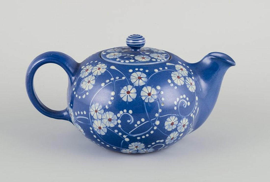 Kähler, Denmark. Large ceramic 'Marguerite' teapot with blue glaze. Mid-20th century. - 3