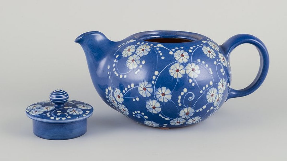 Kähler, Denmark. Large ceramic 'Marguerite' teapot with blue glaze. Mid-20th century. - 4