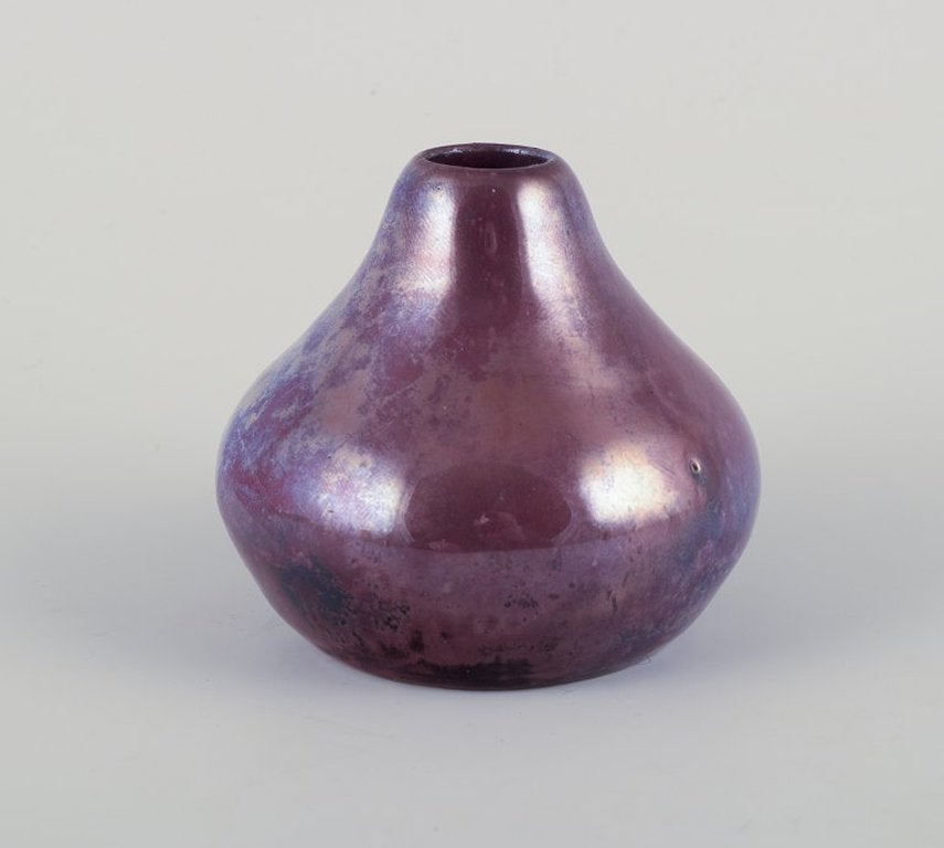 Søren Kongstrand, Danish ceramicist. Small unique vase in shiny lustre glaze. Circa 1920. - 2