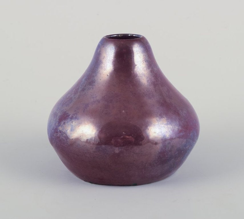 Søren Kongstrand, Danish ceramicist. Small unique vase in shiny lustre glaze. Circa 1920. - 3