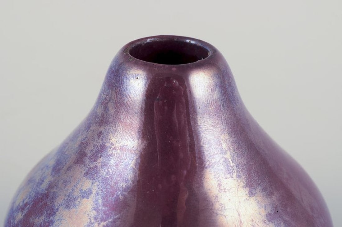 Søren Kongstrand, Danish ceramicist. Small unique vase in shiny lustre glaze. Circa 1920. - 4