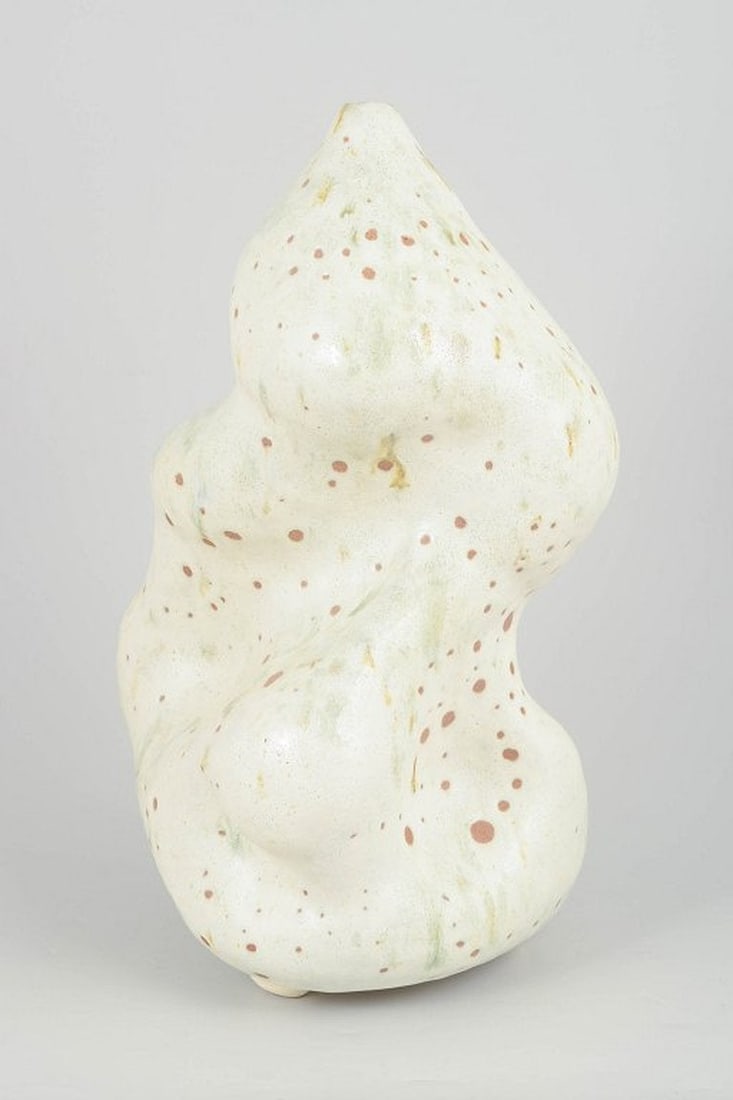 Christina Muff, contemporary Danish ceramic artist. Large hand-modelled, organic shaped, vessel with - 2