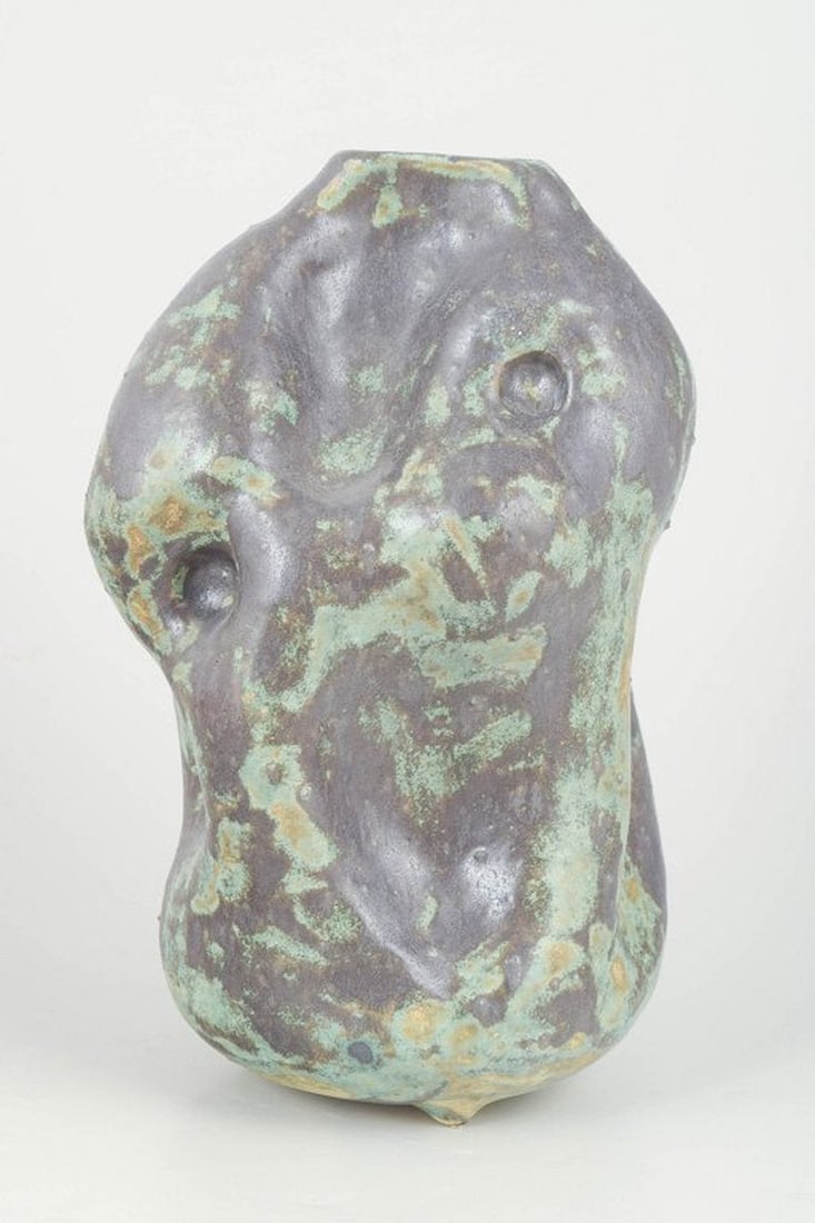 Christina Muff, contemporary Danish ceramic artist. Large hand-modelled, organic shaped, vessel. - 2