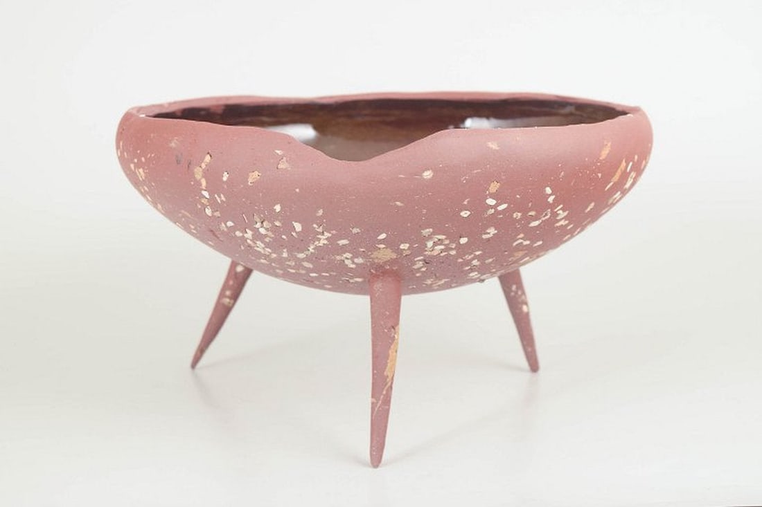 Christina Muff, contemporary Danish ceramic artist. One of a kind red stoneware bowl on three - 2