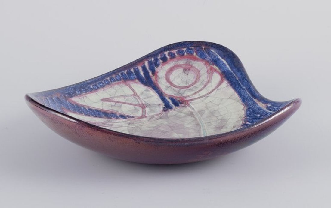 Michael Andersen, Bornholm. Hand-glazed ceramic dish. Circa 1960.: Title: Michael Andersen, Bornholm. Hand-glazed ceramic dish. Circa 1960. Description: Michael Andersen, Bornholm. Hand-glazed ceramic dish. Motif of a bird. Glaze in blue, reddish, and light tones.