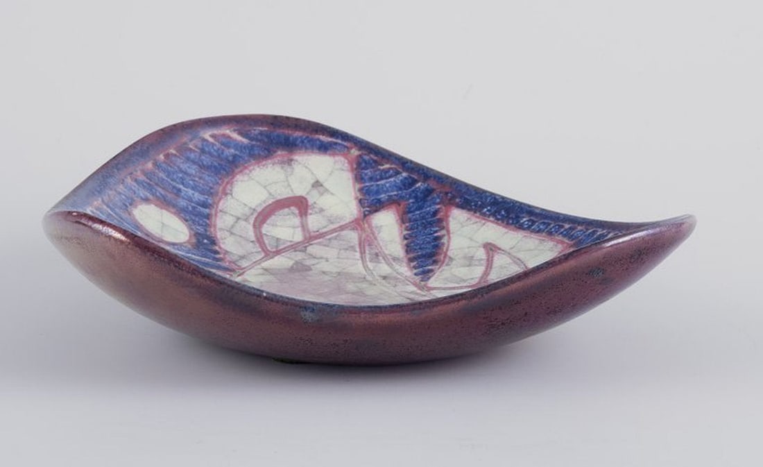 Michael Andersen, Bornholm. Hand-glazed ceramic dish. Circa 1960. - 4