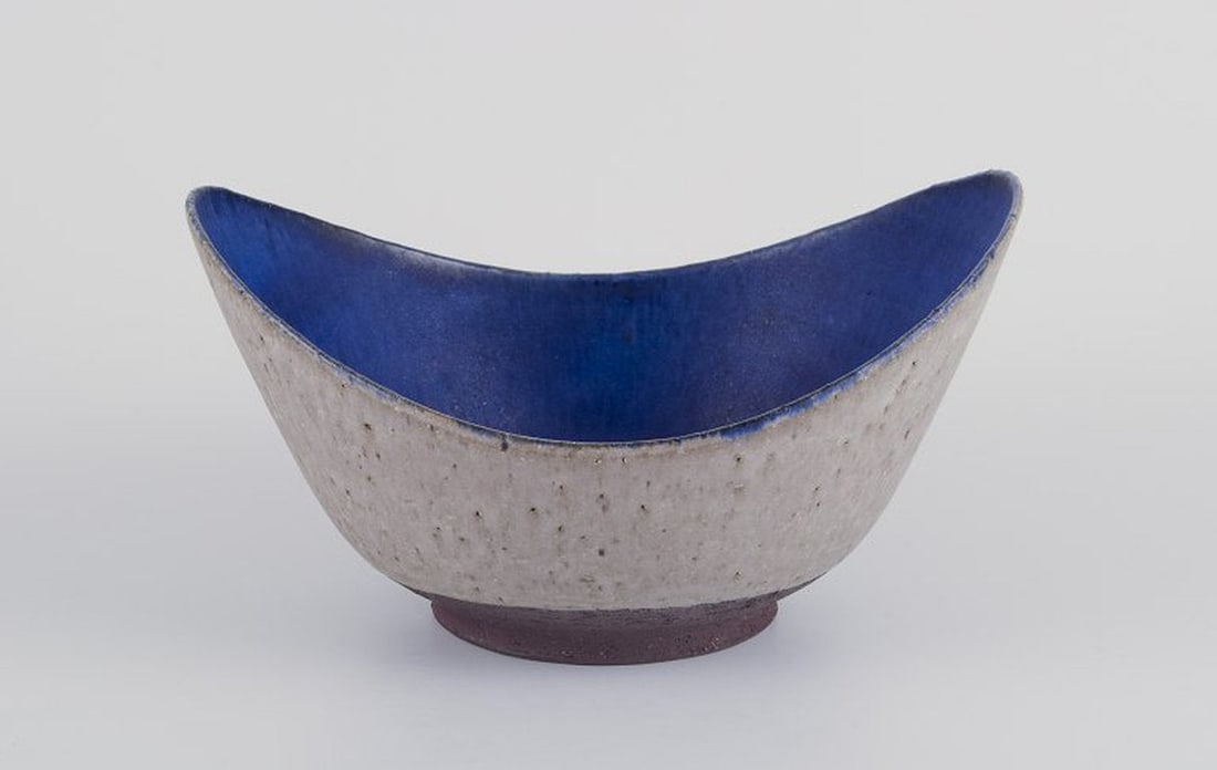 Danish studio ceramist. Large oval unique ceramic bowl. 1945. (1 of 8)