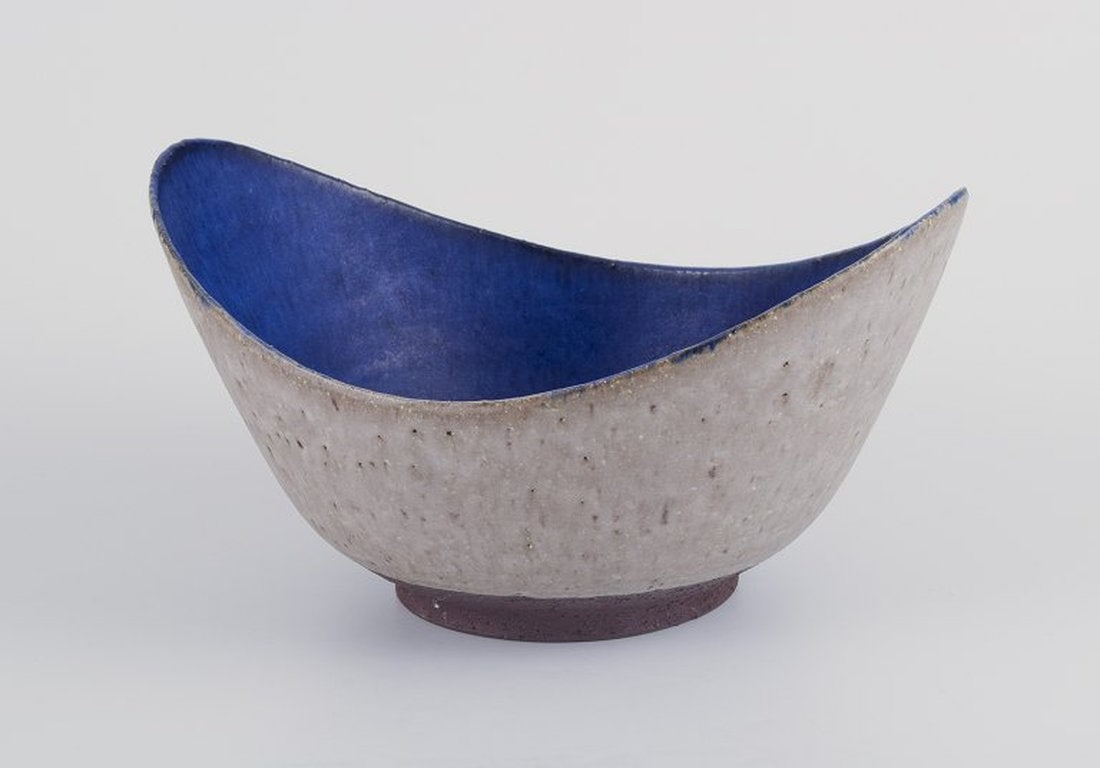 Danish studio ceramist. Large oval unique ceramic bowl. 1945. - 4