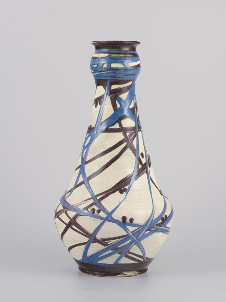 Kähler, Denmark. Large ceramic floor vase. Cow horn decoration. 1930s.: Title: Kähler, Denmark. Large ceramic floor vase. Cow horn decoration. 1930s. Description: Kähler, Denmark. Large floor vase. Cow horn decoration in blue and brown tones on a cream-colored