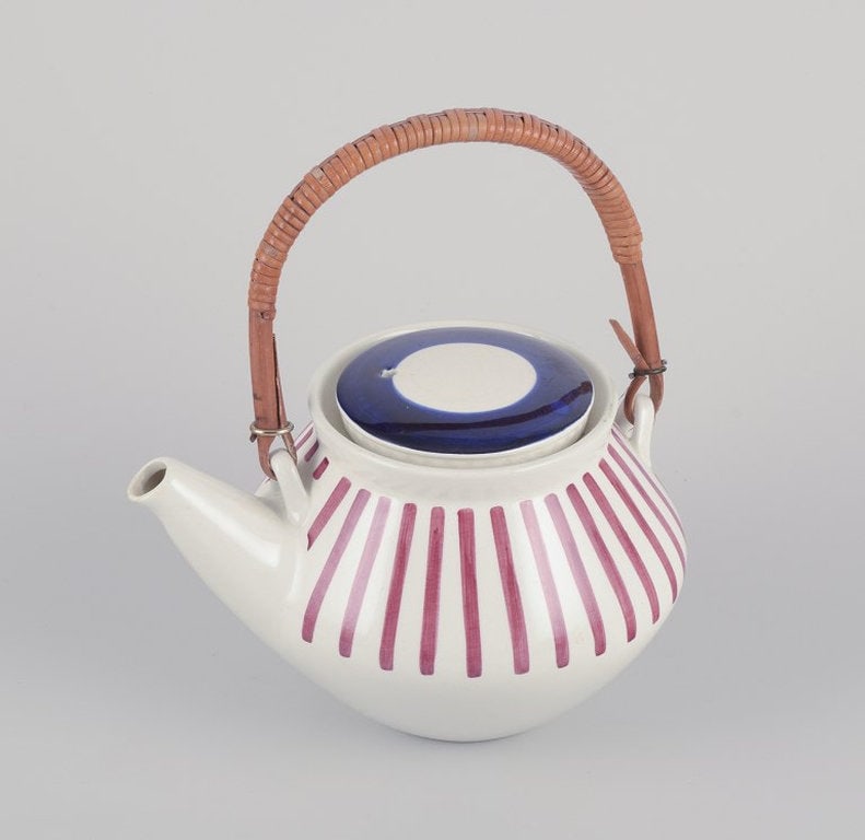 Karin Björquist for Gustavsberg, Sweden. Retro porcelain 'Tea Röd' teapot. 1960s. - 3
