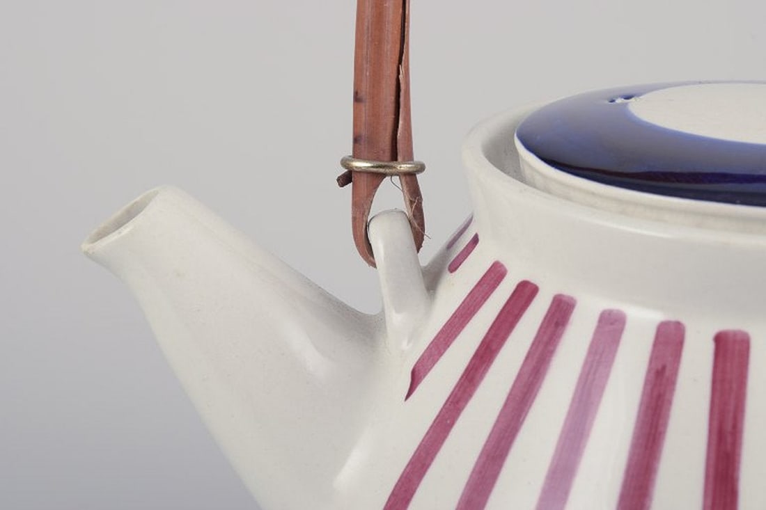 Karin Björquist for Gustavsberg, Sweden. Retro porcelain 'Tea Röd' teapot. 1960s. - 4