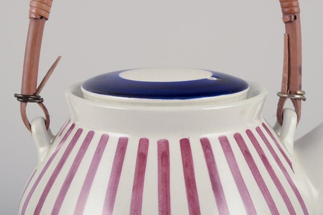 Karin Björquist for Gustavsberg, Sweden. Retro porcelain 'Tea Röd' teapot. 1960s. - 6