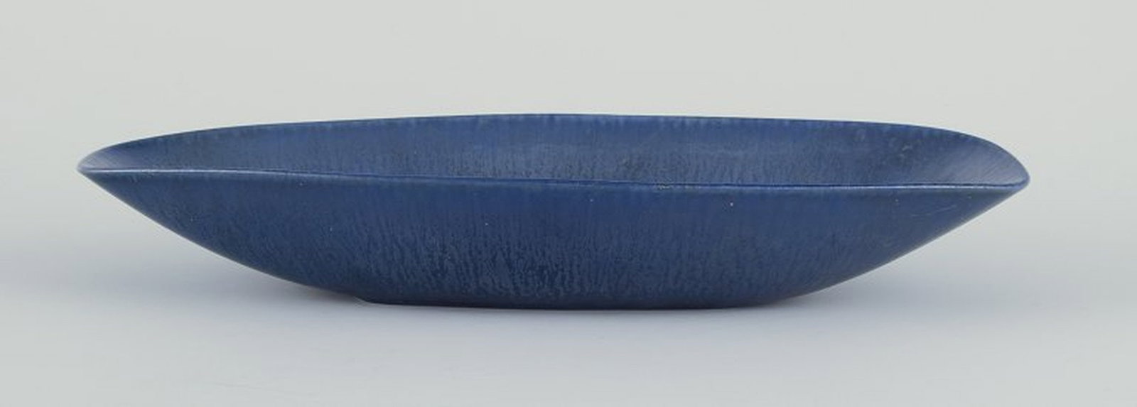 Carl Harry Stålhane for Rörstrand, Sweden. Oblong dish of stoneware. Glaze in blue tones. - 3