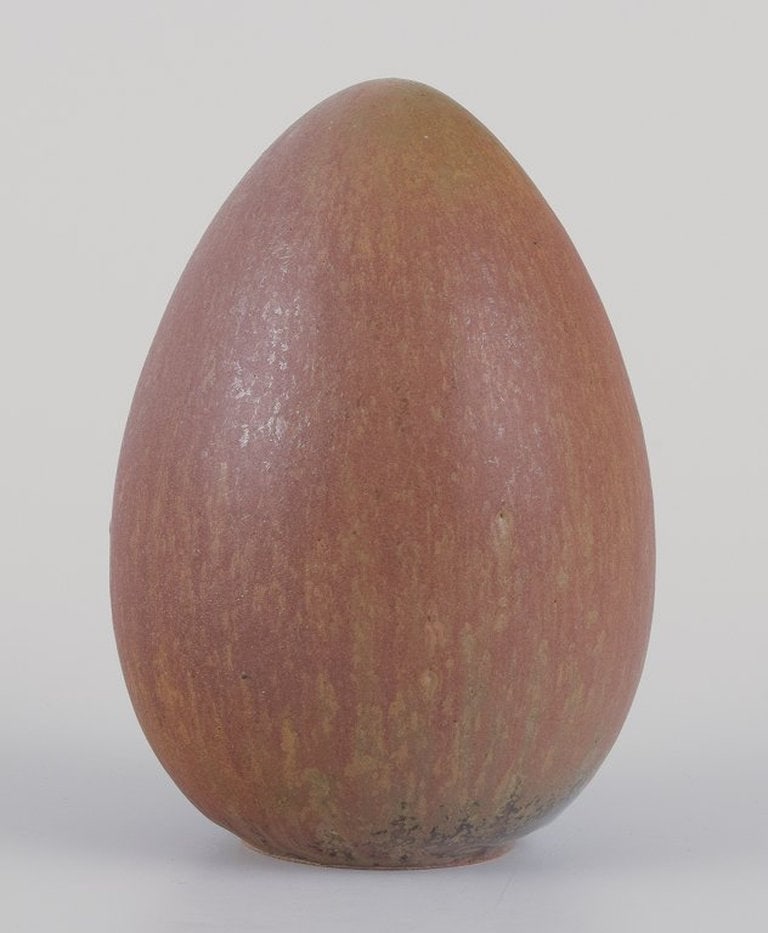 European studio ceramist. Sculpture in the shape of an egg in hand-glazed ceramic. Circa 1980s. - 3