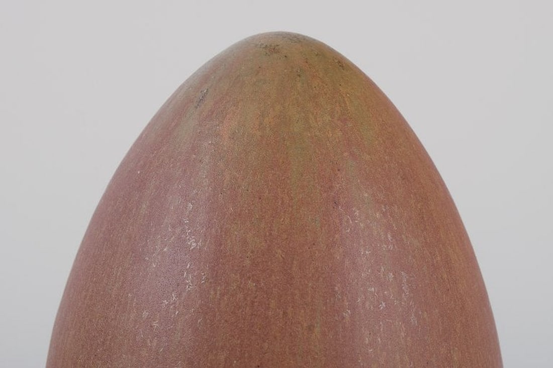 European studio ceramist. Sculpture in the shape of an egg in hand-glazed ceramic. Circa 1980s. - 4