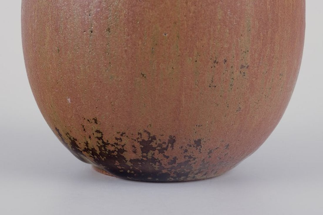 European studio ceramist. Sculpture in the shape of an egg in hand-glazed ceramic. Circa 1980s. - 5