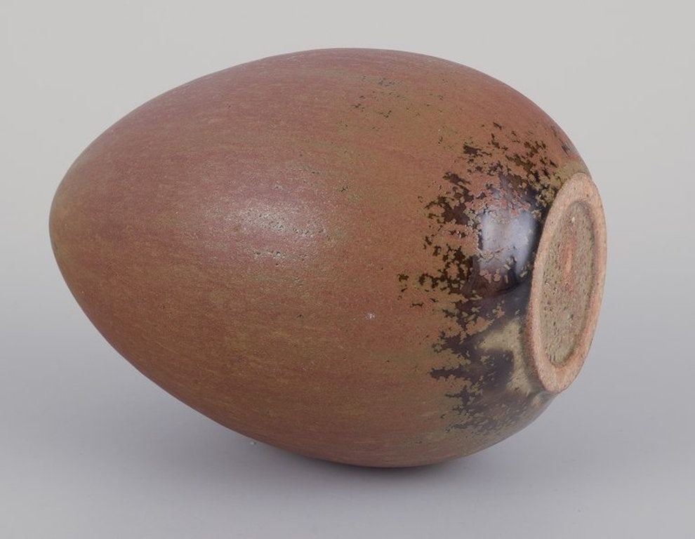 European studio ceramist. Sculpture in the shape of an egg in hand-glazed ceramic. Circa 1980s. - 6