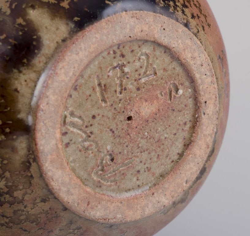 European studio ceramist. Sculpture in the shape of an egg in hand-glazed ceramic. Circa 1980s. - 7