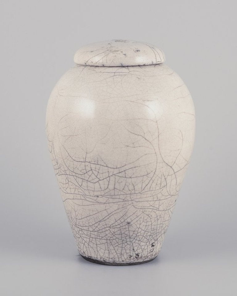 Anita Wederbrand, Swedish studio ceramist. Unique lidded bowl. 21st century. - 2
