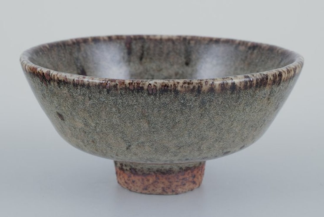 Nils Thorsson for Royal Copenhagen. Unique stoneware bowl on a base. Mid 20th century. - 4
